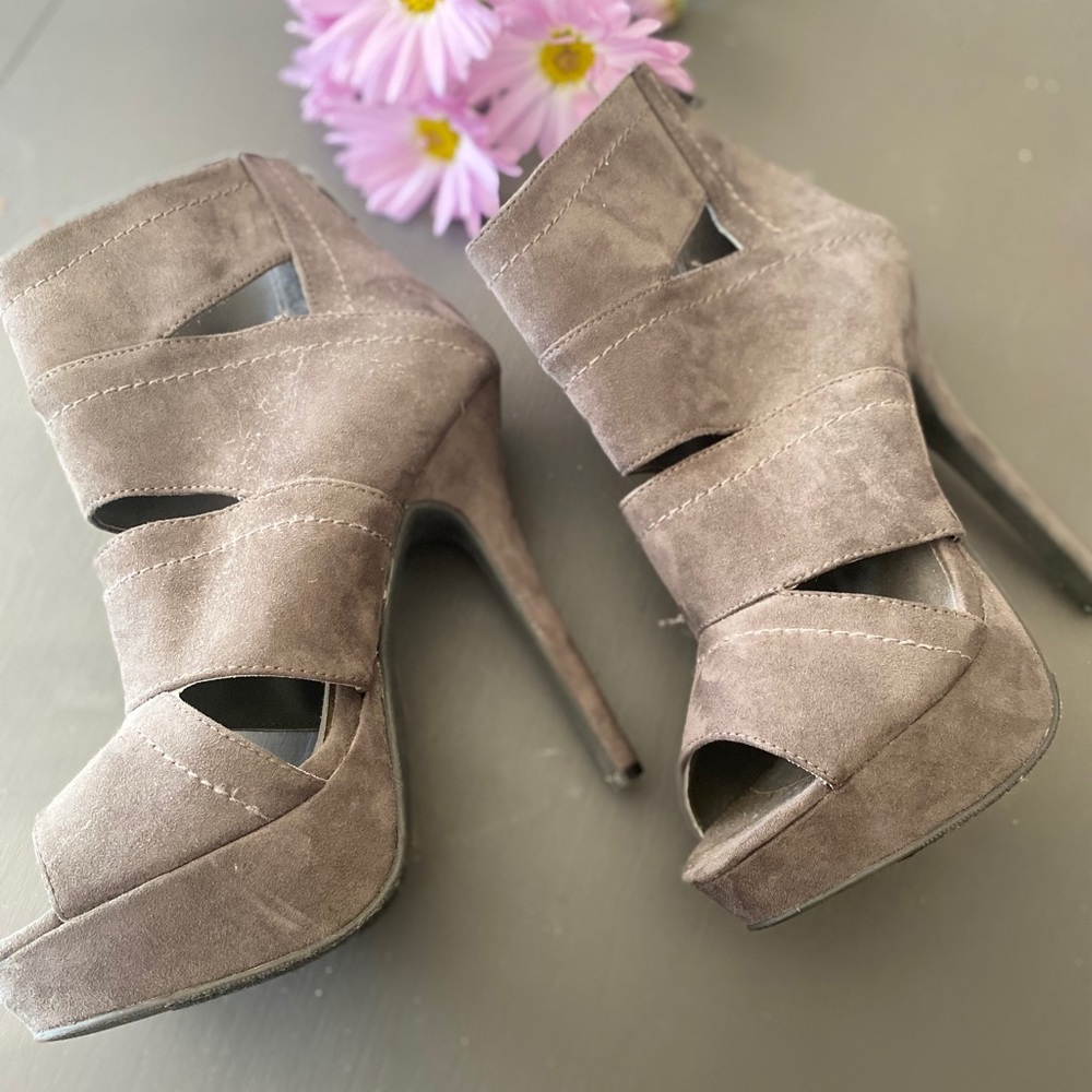 High Heeled, high ankle shoe